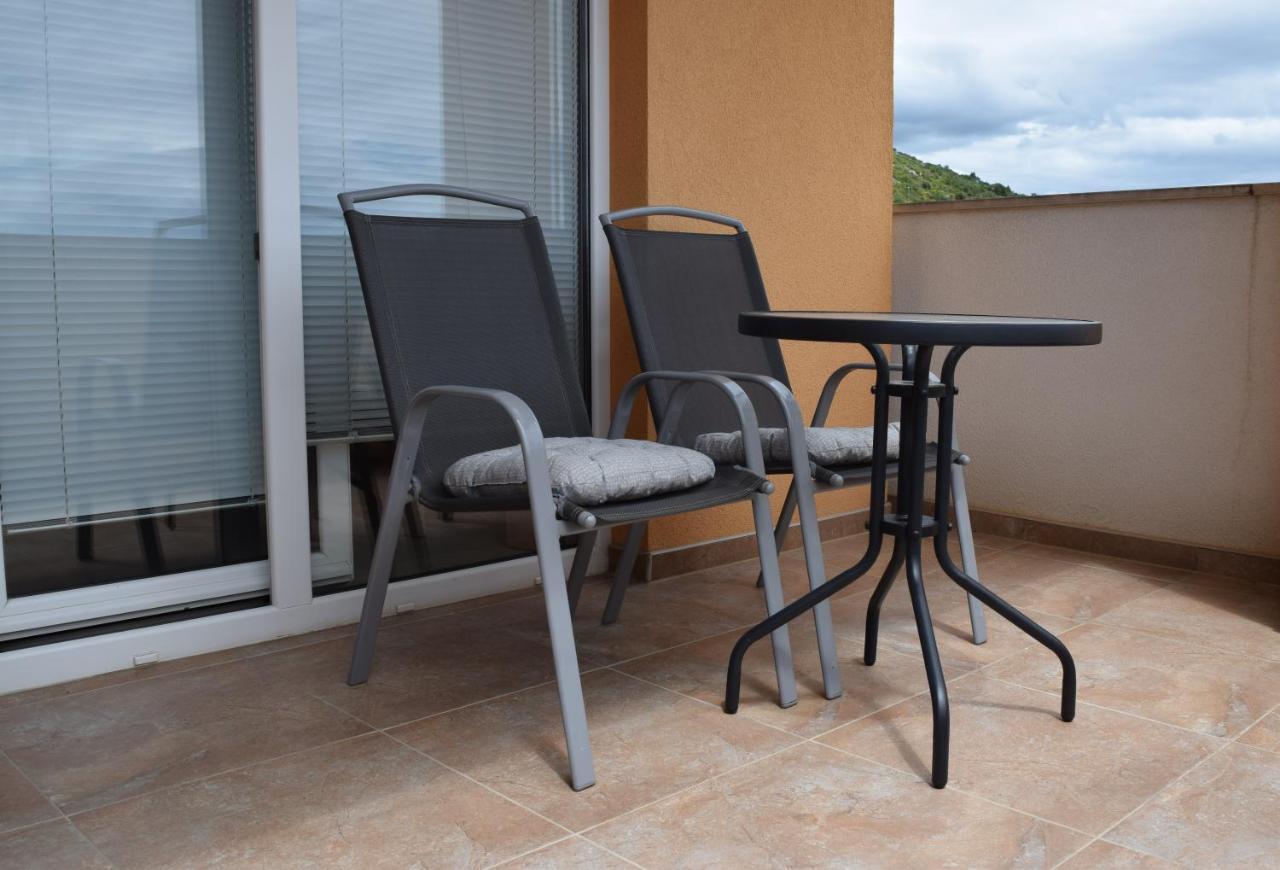 Studio Apartment With Balcony Трогир Экстерьер фото
